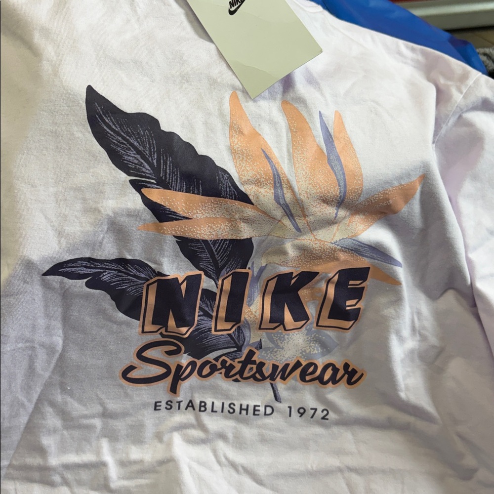 Sale Nike light lilac Tee with peach and purple Leaf Design medium new